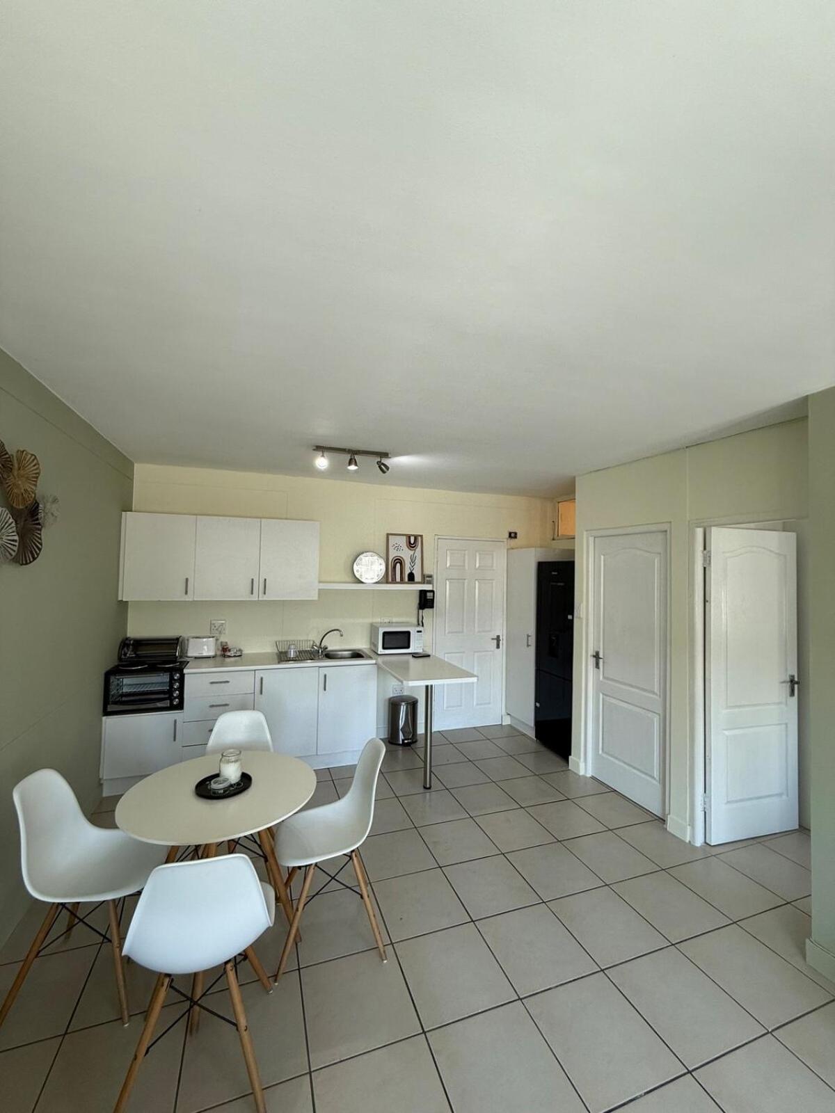 Conveniently Located Getaway Apartment Cape Town